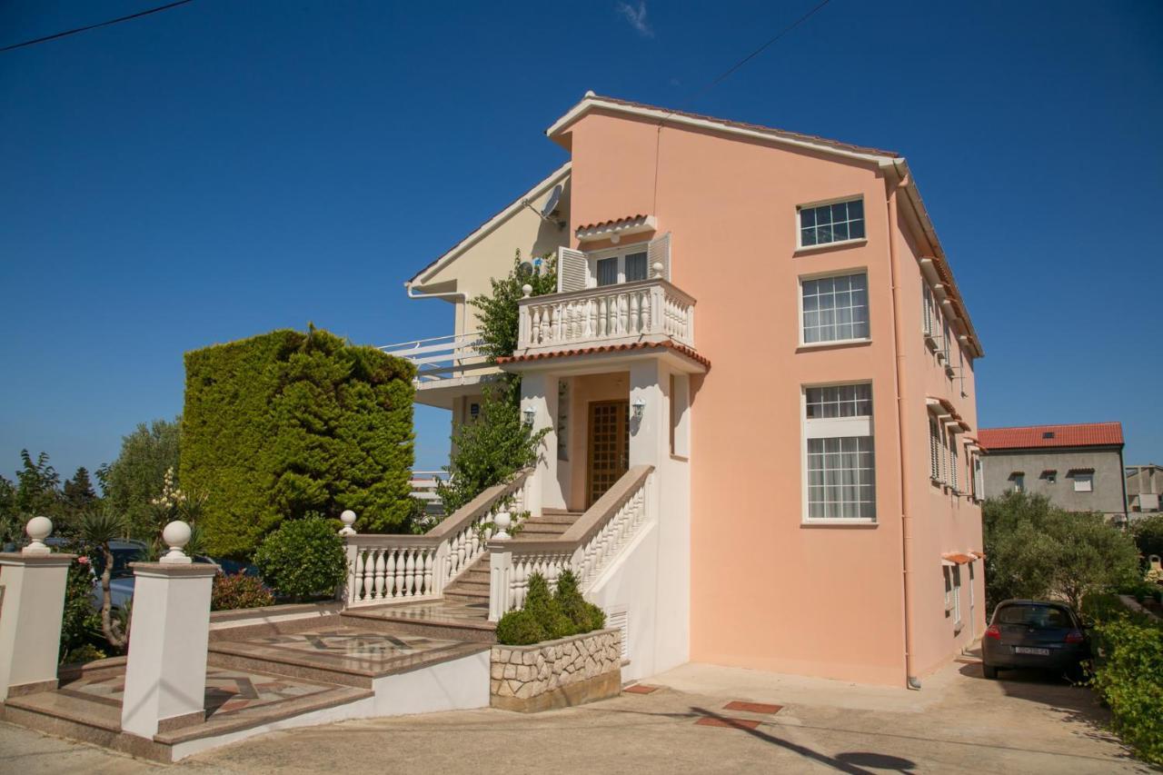 Bed and Breakfast F• R• I• E• N• D• S• Novalja Exterior foto