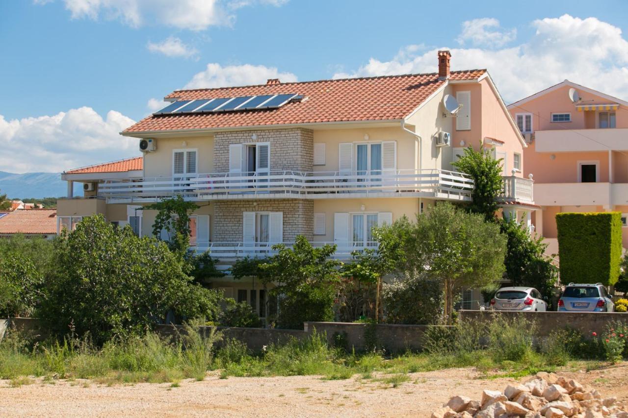 Bed and Breakfast F• R• I• E• N• D• S• Novalja Exterior foto