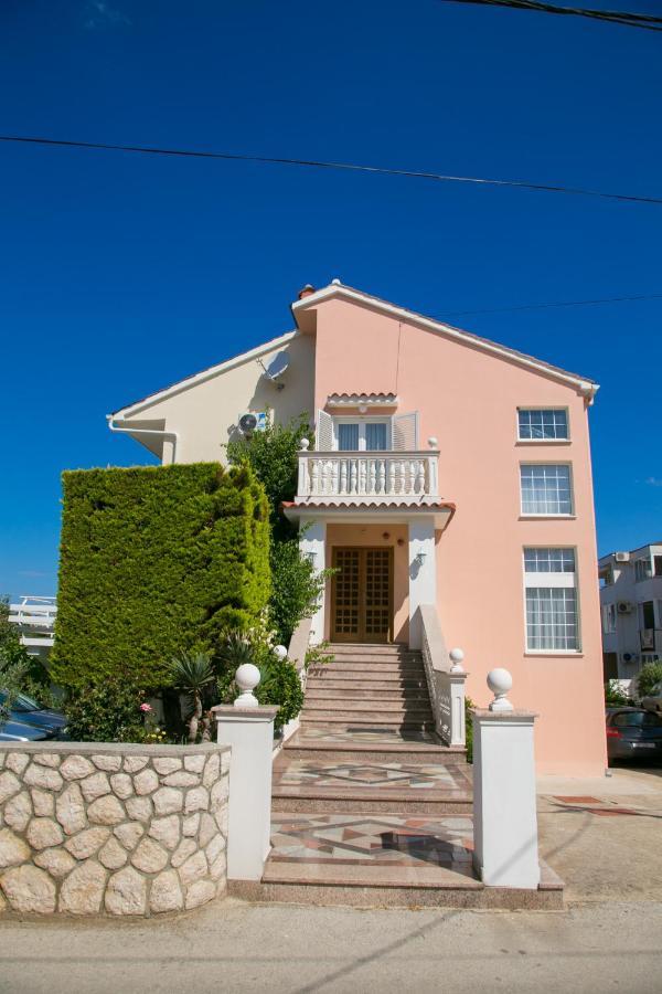 Bed and Breakfast F• R• I• E• N• D• S• Novalja Exterior foto