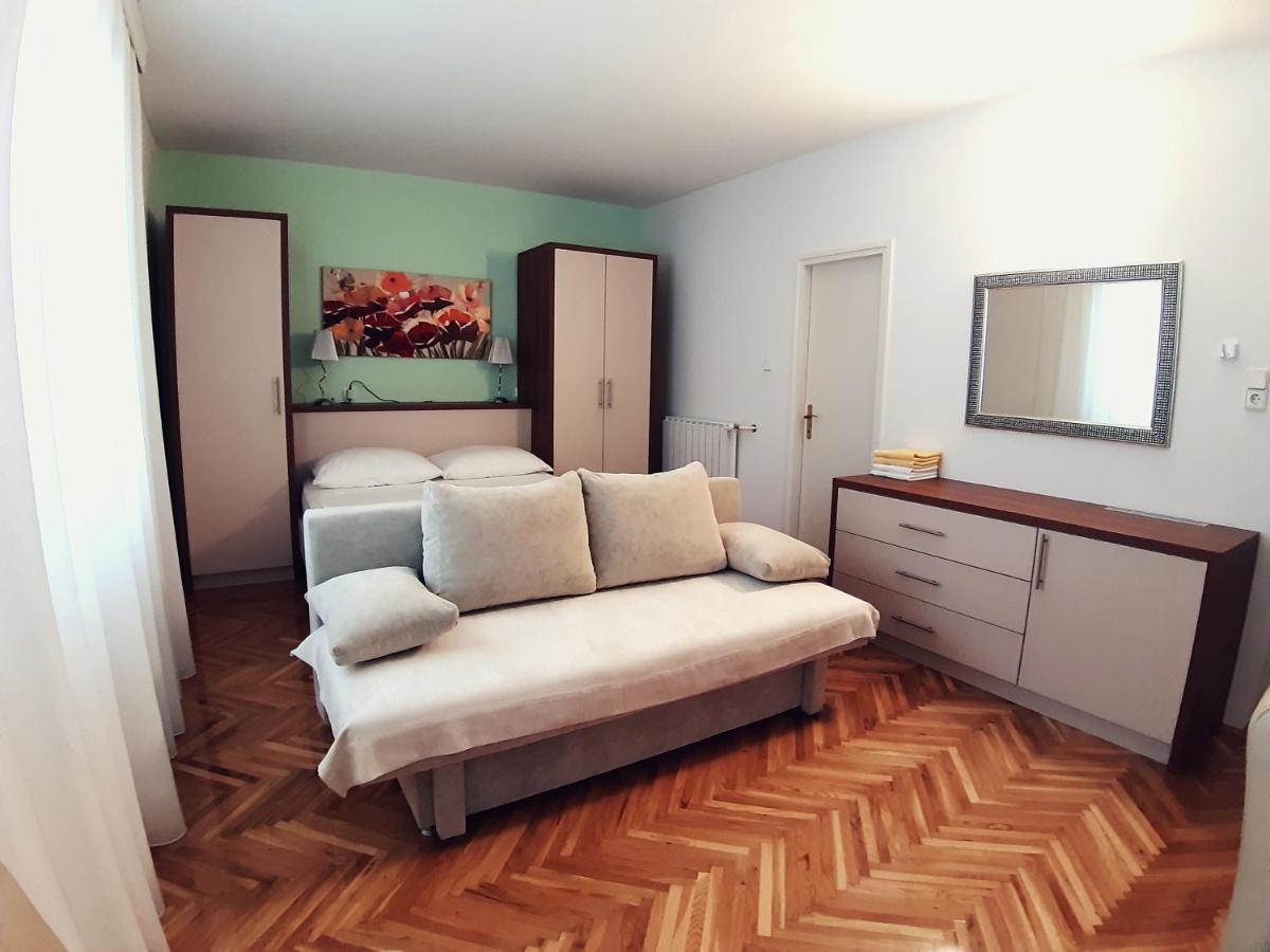 Bed and Breakfast F• R• I• E• N• D• S• Novalja Exterior foto