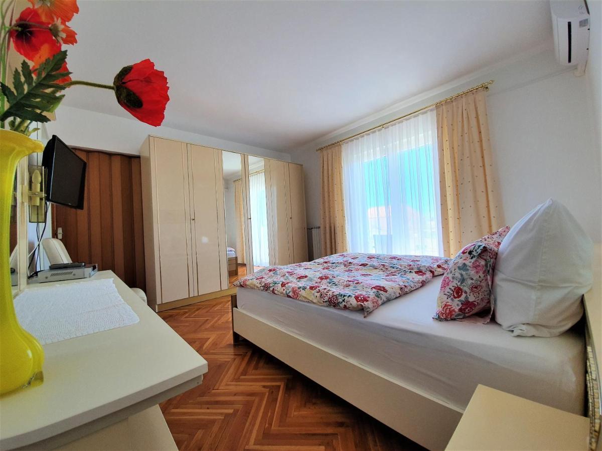 Bed and Breakfast F• R• I• E• N• D• S• Novalja Exterior foto